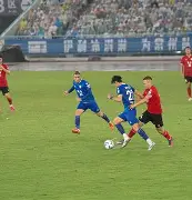 在比赛中持球队员倒地或坐在地上时比赛应继续进行 在比赛中持球队员倒地或坐在地上时比赛应继续进行