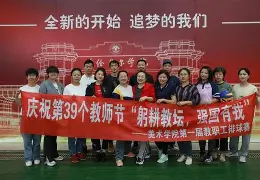 在比赛中持球队员倒地或坐在地上时比赛应继续进行 在比赛中持球队员倒地或坐在地上时比赛应继续进行