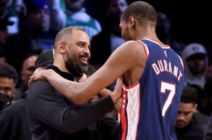 雄鹿队现任主教练是谁